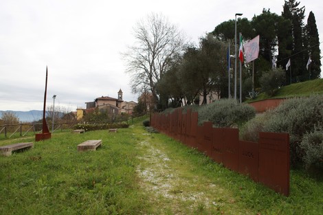 Sentiero nel Parco della Rimembranza, adornato da pannelli decorativi e una vista suggestiva.
