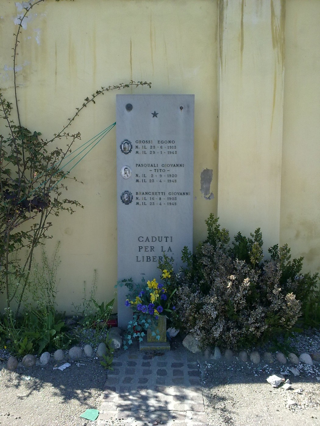 Monumento dedicato ai caduti Grossi, Pasquali e Branchetti, simbolo di libertà e memoria storica.