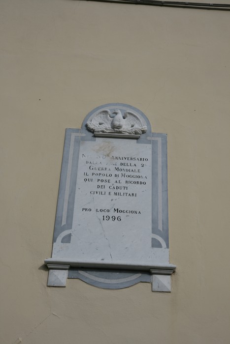 Lapide commemorativa dei caduti di Moggiona, dedicata alla memoria dei soldati della Prima e Seconda Guerra Mondiale.
