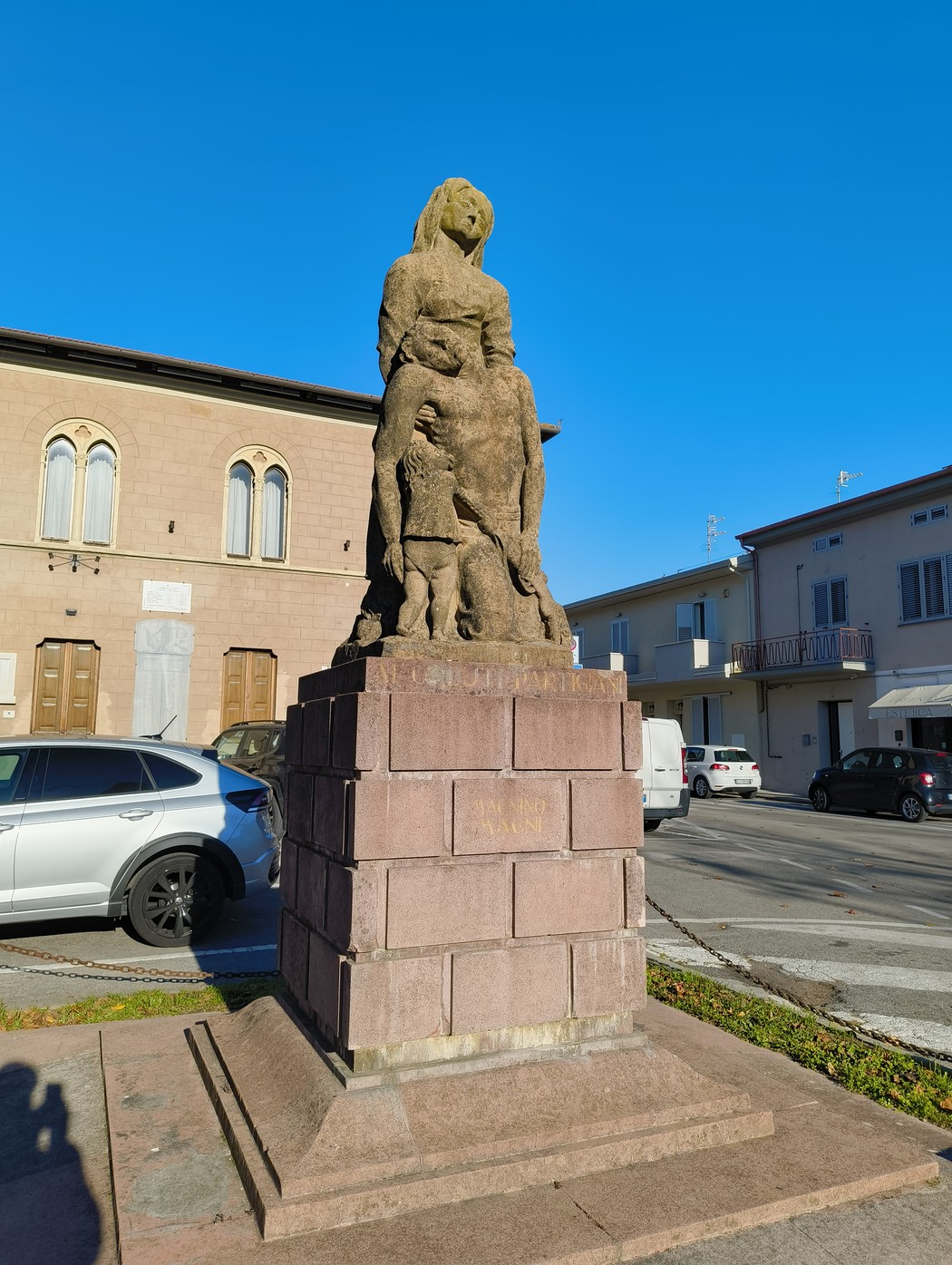 Monumento ai caduti partigiani, celebra il sacrificio e la memoria della Resistenza.