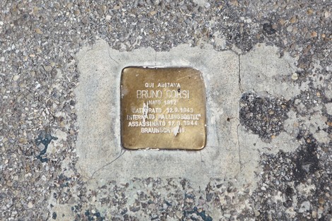 Pietra d'inciampo commemorativa dedicata a Bruno Corsi, ricordando la sua tragica storia.