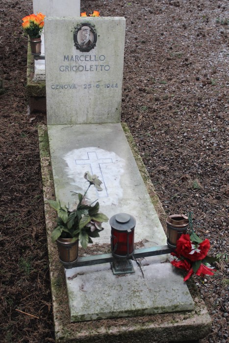 Tombe dei caduti per la Libertà, con epitaffio e decorazioni floreali in onore dei defunti.