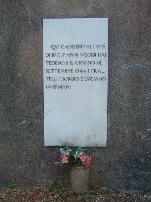 Monumento commemorativo dedicato ai fratelli Guermani, caduti il 12 settembre 1944. Riflessione sulla memoria storica.