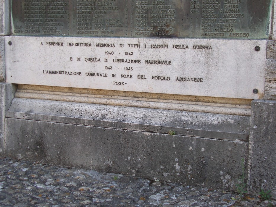 Monumento ai caduti della guerra 1940-1945, in memoria dei soldati e del popolo ascanese.