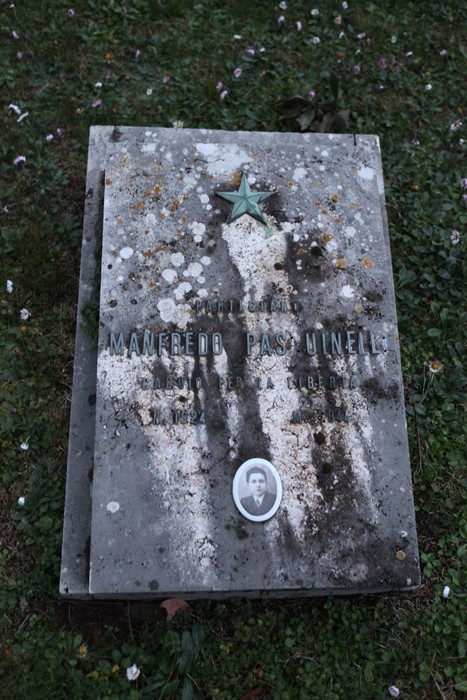 Sacrario dei partigiani pratesi, commemorazione dei caduti con targa e ritratto su una lapide.