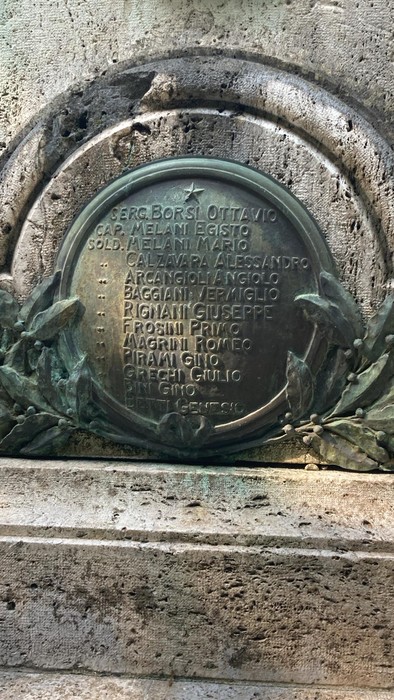 Monumento ai caduti di Piteccio, commemorazione con nomi incisi e decorazioni floreali.