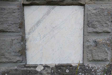 Monumento commemorativo ai caduti di Tirli, dedicato ai soldati della Prima Guerra Mondiale.