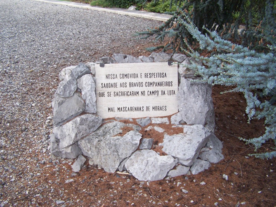 Monumento in memoria dei soldati brasiliani, simbolo di rispetto e commemorazione per i caduti.
