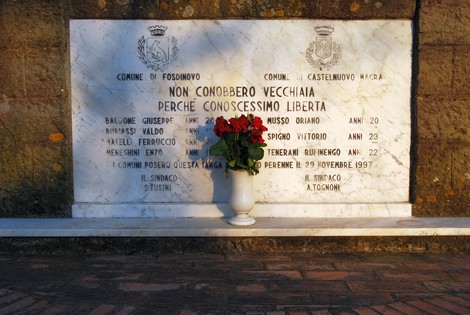 Monumento ai caduti di Caprognano, commemorazione dei soldati per la libertà e la pace.