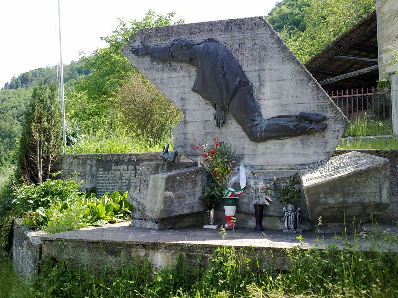 Monumento commemorativo ai caduti partigiani di Lagoreccio, simbolo di resistenza e memoria storica.