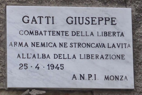 Lapide commemorativa dedicata a Giuseppe Gatti, combattente per la libertà, a Monza.