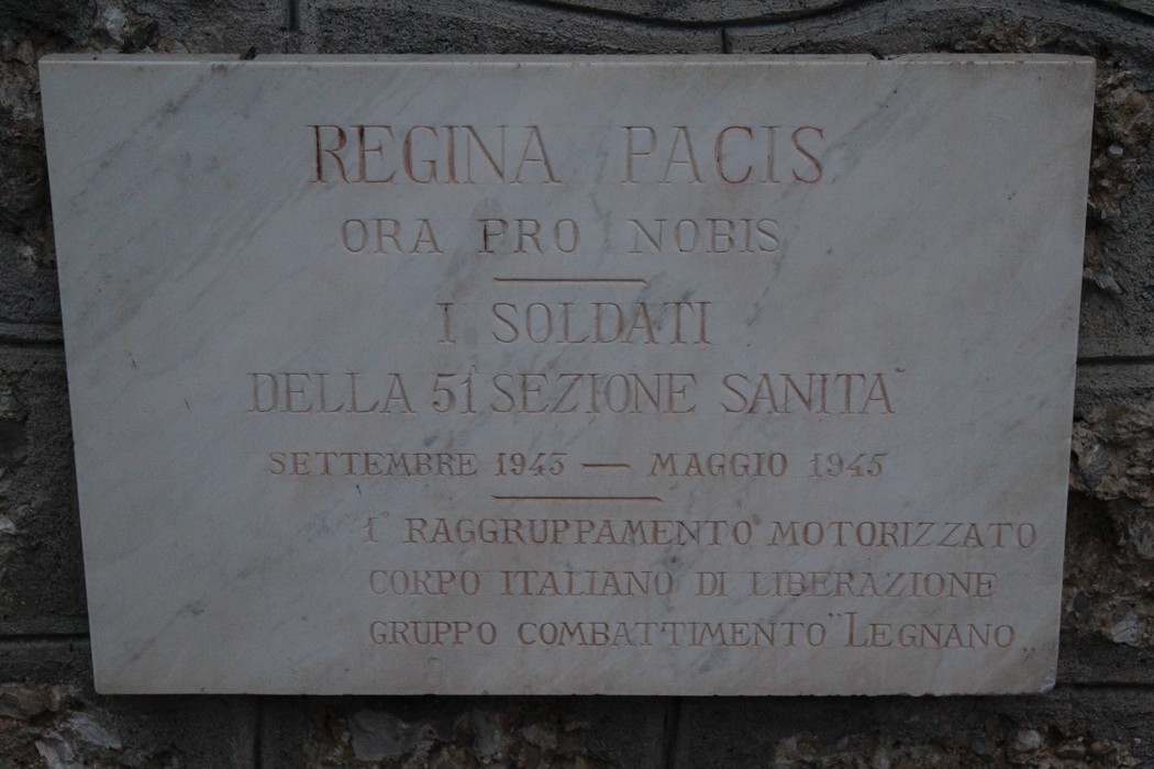 Tabernacolo dedicato ai soldati della 51a Sezione Sanità, commemorazione storica in un contesto di guerra.