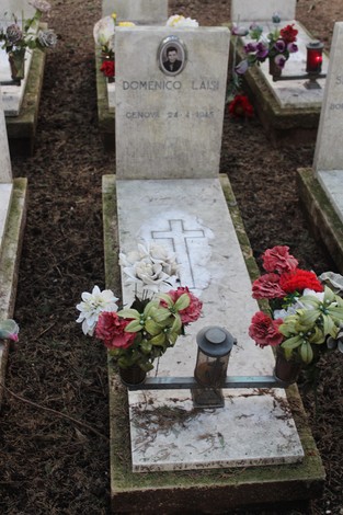 Tombe di caduti per la libertà, con fiori e commemorazioni in un luogo di rispetto e memoria.