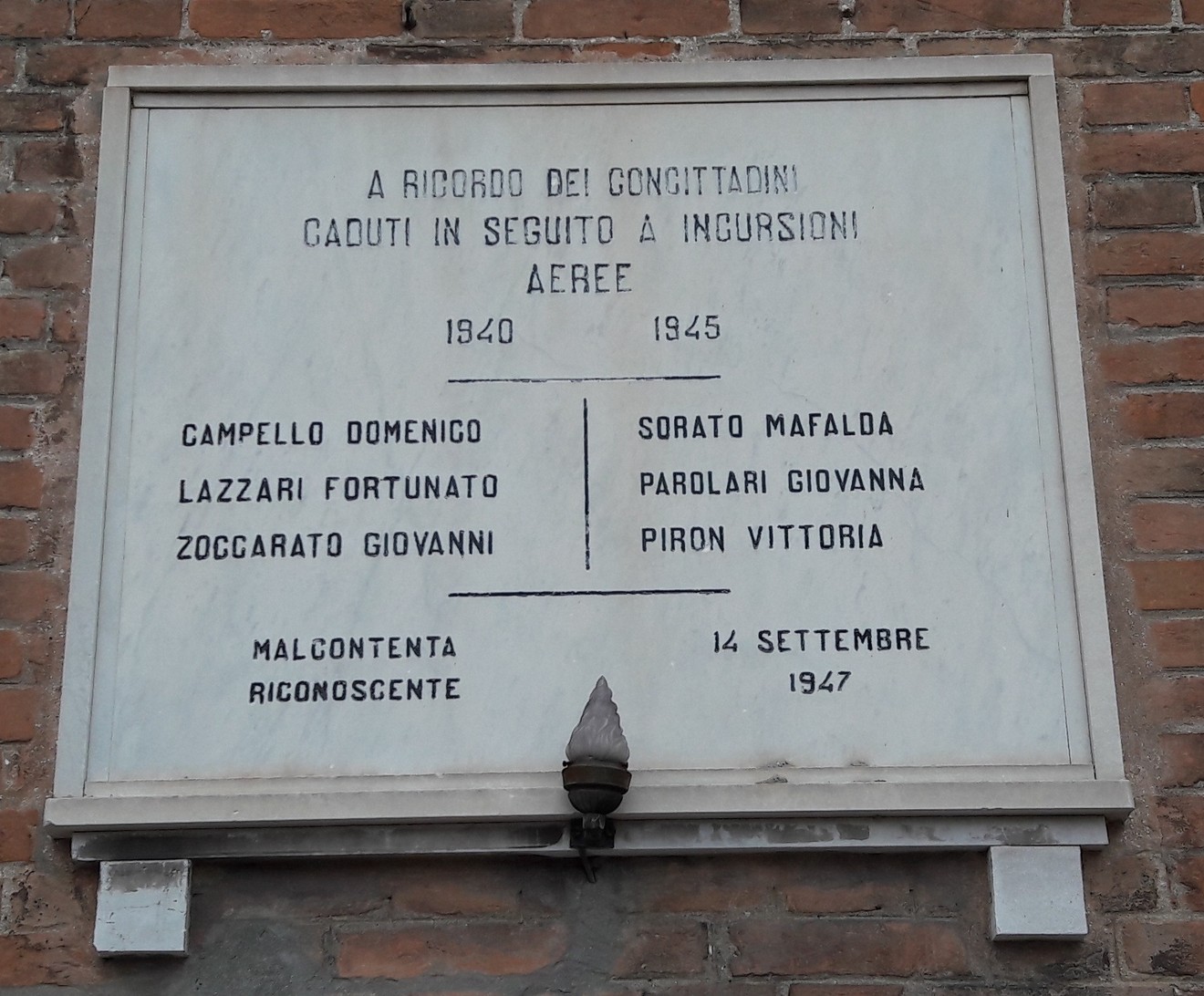 Lapide commemorativa dedicata alle vittime dei bombardamenti tra il 1940 e il 1945.