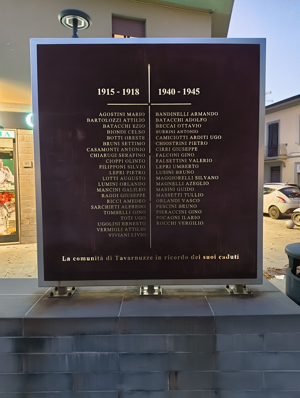 Stele commemorativa ai caduti di Tavarnuzze, dedicata ai militari delle due guerre mondiali.