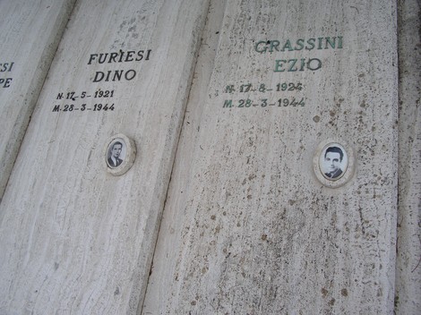 Sepolcro dei caduti sangimignanesi, memoriale commemorativo con nomi e fotografie dei soldati.
