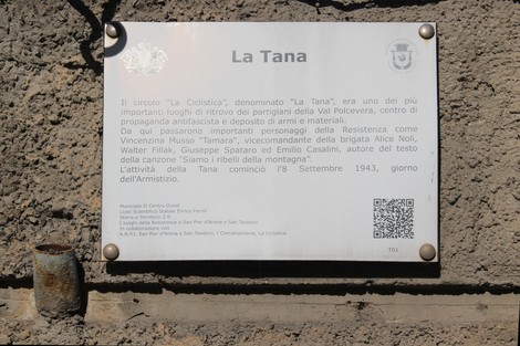Targa informativa su "La Tana", luogo significativo per la Resistenza nella lotta contro il fascismo.