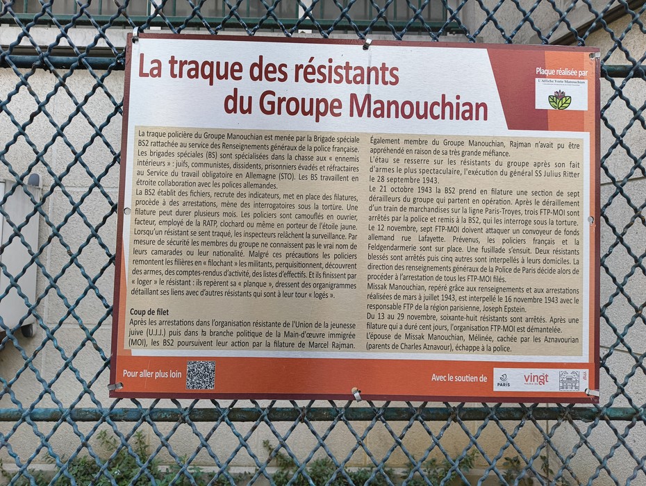 Targa commemorativa dedicata al Gruppo Manouchian, che ricorda i resistenti e la loro lotta durante la Seconda Guerra Mondiale.