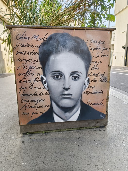 Rappresentazione artistica di un membro del Gruppo Manouchian, simbolo della resistenza durante la Seconda Guerra Mondiale.