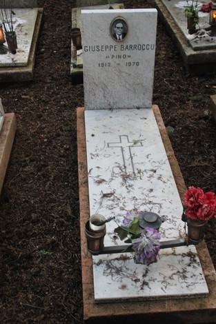Tombe monumentali con fiori, commemorando i caduti per la Libertà, in un ambiente di rispetto e memoria.