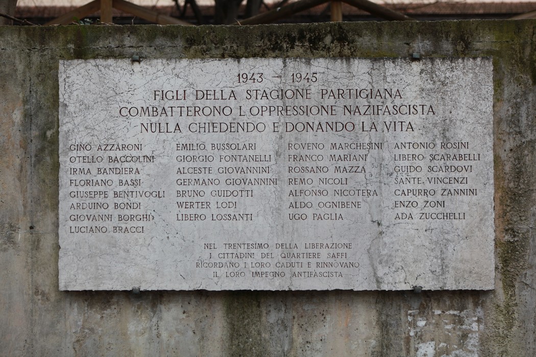 Lapidi commemorative in memoria dei partigiani caduti durante la resistenza contro il nazifascismo.