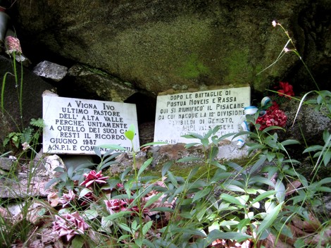 Lapidi commemorative all'Alpe Morcei, onore ai pastori e ai caduti della zona. Riflessione sulla memoria storica.