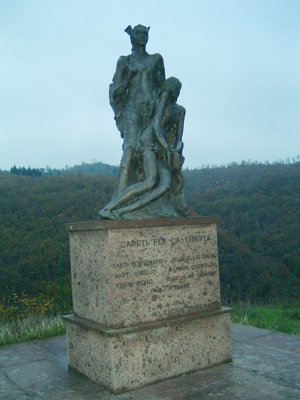 Monumento di Cerreto Maggio dedicato ai caduti per la libertà, con statue in bronzo e base in pietra.
