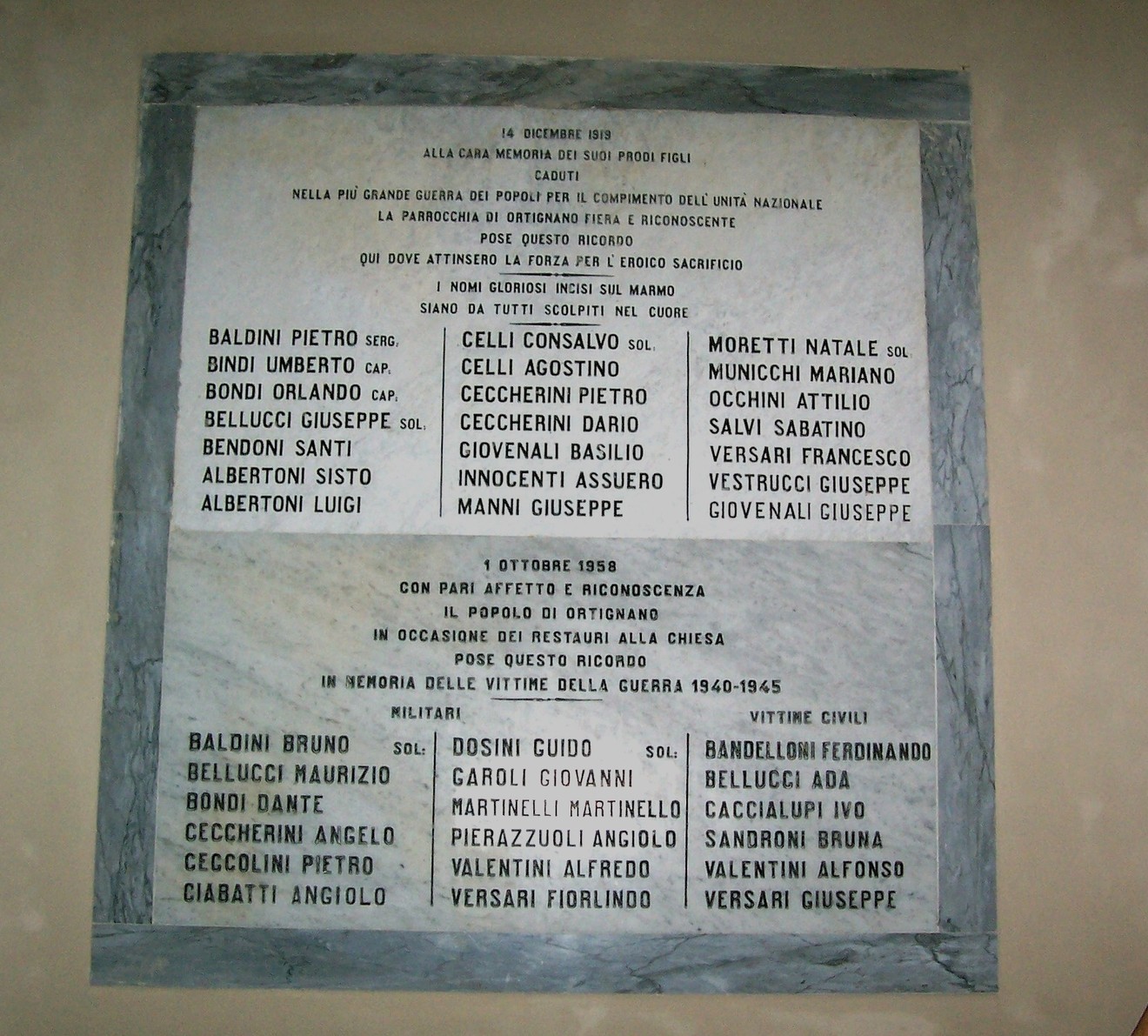 Lapide commemorativa dedicata ai caduti, con nomi e date di onore ai militari e civili.