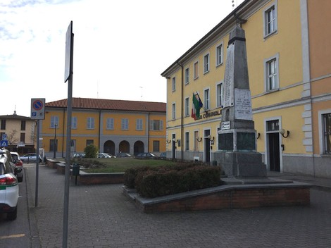 Monumento ai caduti di Siziano, commemorazione in memoria delle vittime di guerra, situato in piazza centrale.