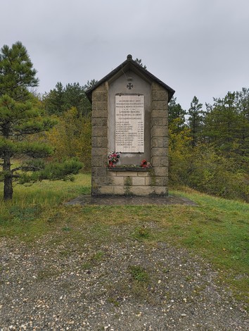 Monumento ai martiri di Monte di Stanco, dedicato ai caduti, immerso nella natura circostante.