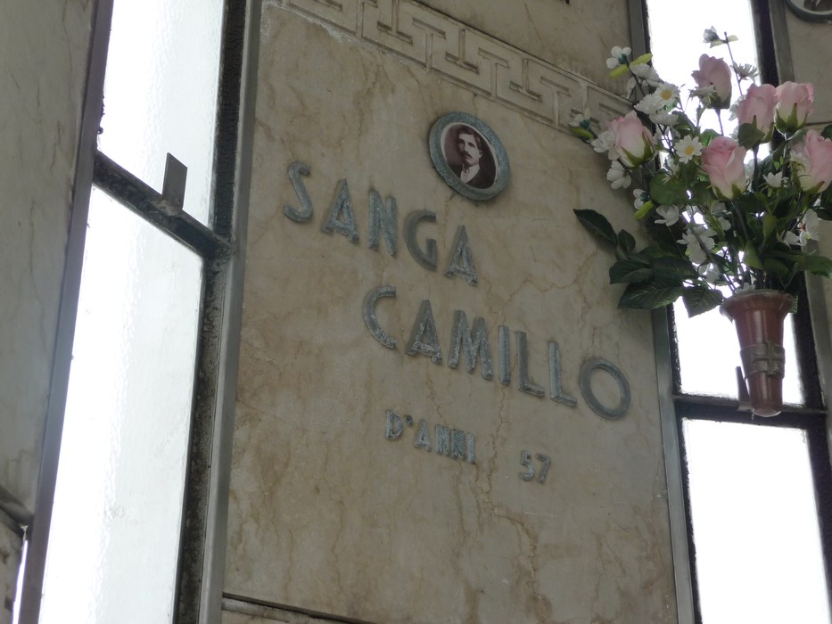 Sacrario ai caduti partigiani, con decorazioni floreali e una targa commemorativa.