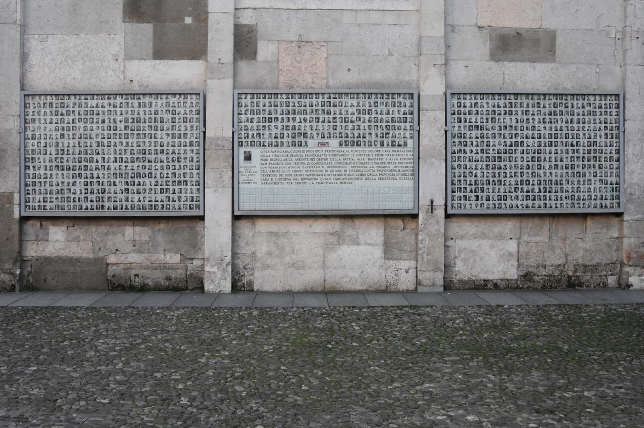 Sacrario dei Caduti della Resistenza modenese, memoriale commemorativo con nomi incisi su pannelli.