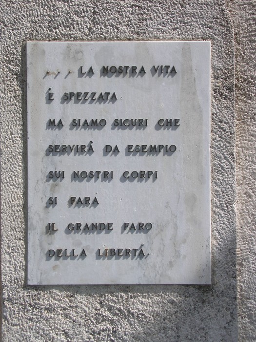 Monumento ai caduti, dedicato alla memoria e al sacrificio per la libertà e la giustizia.