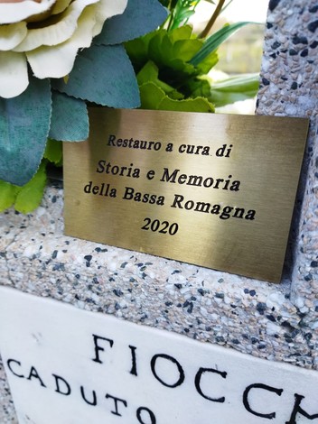 Cippo a Fiocchi con targa commemorativa, simbolo di storia e memoria della Bassa Romagna.