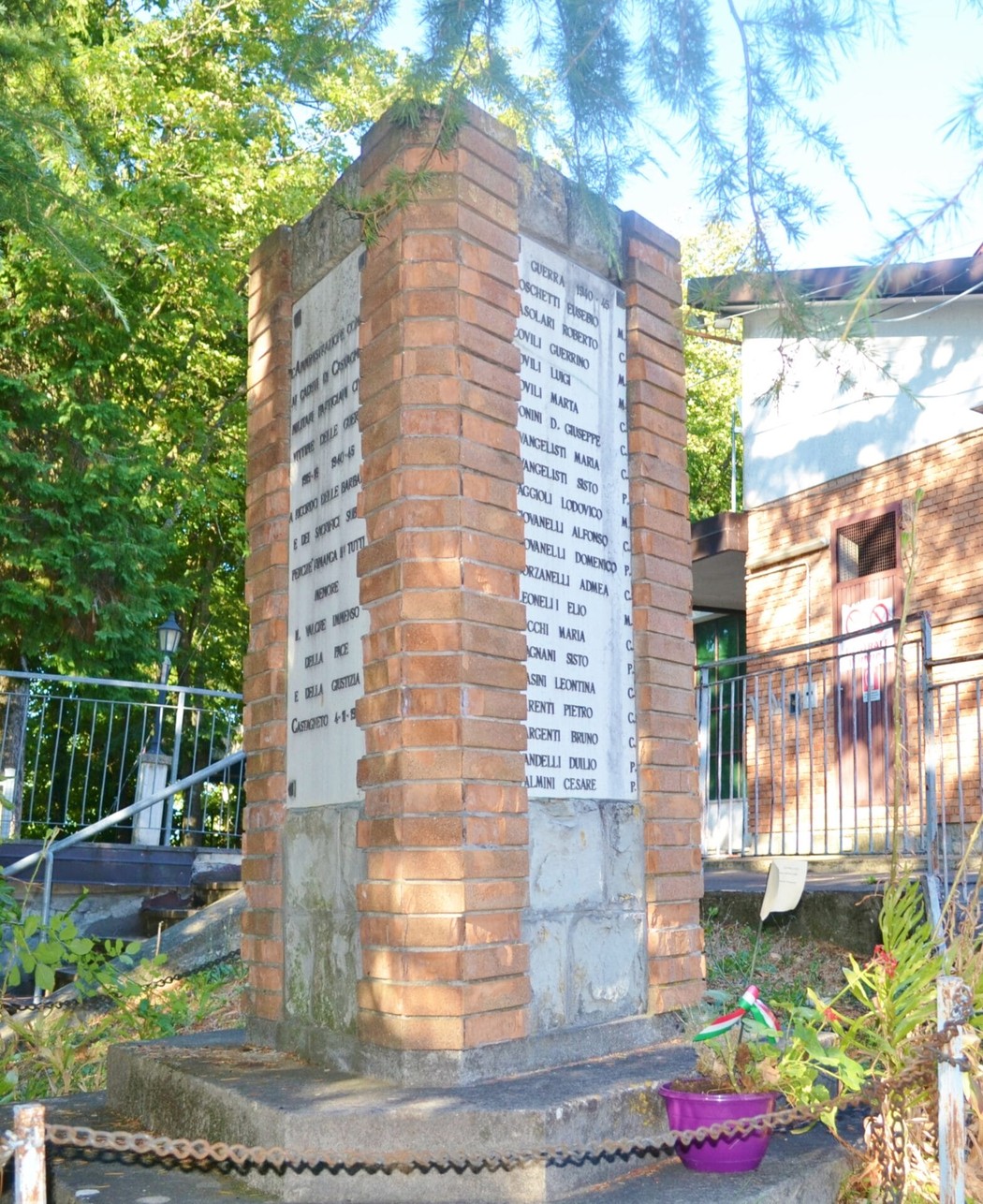 Monumento ai caduti di Castagneto, dedicato alla memoria dei combattenti della comunità.