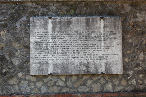 Lapide commemorativa nel cimitero di San Martino, simbolo di memoria e riconoscenza storica.
