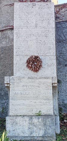 Monumento commemorativo ai caduti di Sturla, con dedica e decorazione floreale.
