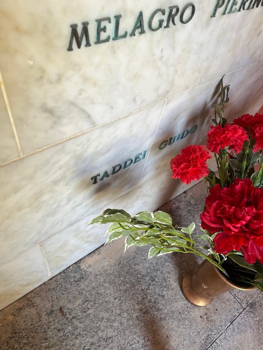 Monumento ai Martiri di Voltaggio con fiori rossi in omaggio alla memoria dei caduti.