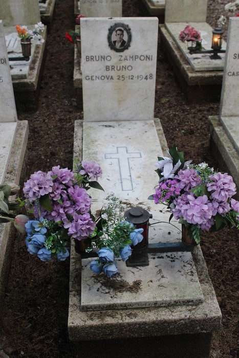 Tombe perpetue decorate con fiori, in memoria dei caduti per la Libertà. Atmosfera di rispetto e commemorazione.