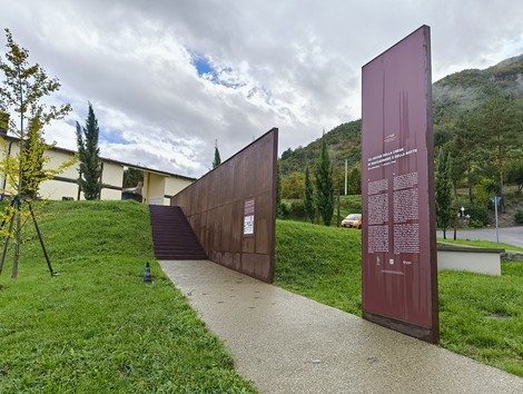 Percorso commemorativo dedicato agli eccidi di Creda, Maccagnano e Botte, immerso nella natura.