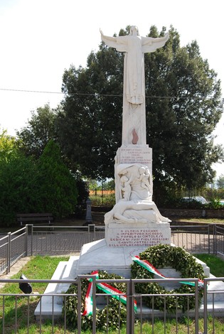 Monumento di Cintolese, commemorazione con croce e statue, simbolo di memoria e onore ai caduti.