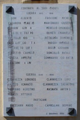 Lapide commemorativa ai caduti di Coronata, decorata con nomi in memoria dei soldati e partigiani.