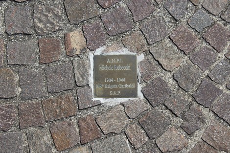 Pietra d'inciampo dedicata a Michele Kobecconi, partigiano, con date e dettagli commemorativi.