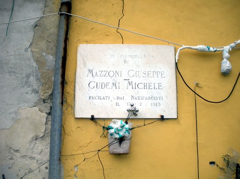 Lapide commemorativa dedicata a Mazzoni e Guddemi, vittime del nazifascismo.