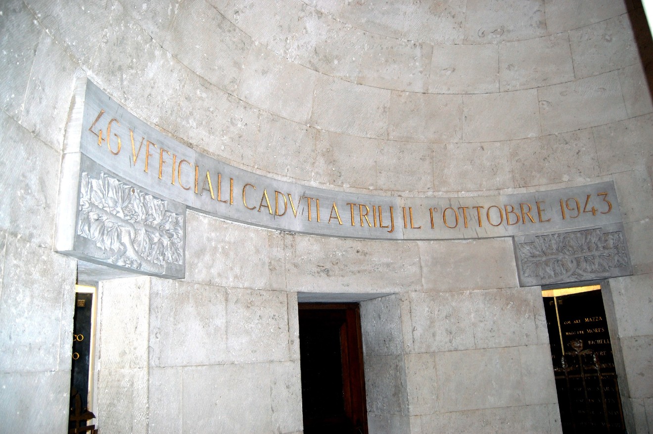 Sacrario dei caduti militari a Trilj, con dettagli architettonici e commemorazioni in memoria dei soldati.