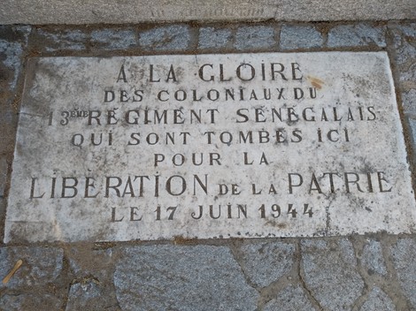 Monumento ai caduti dello sbarco alleato, omaggio ai soldati del 13° reggimento senegalese del 17 giugno 1944.