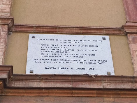 Lapide commemorativa che celebra il passaggio del fronte, situata a Bastia Umbra.