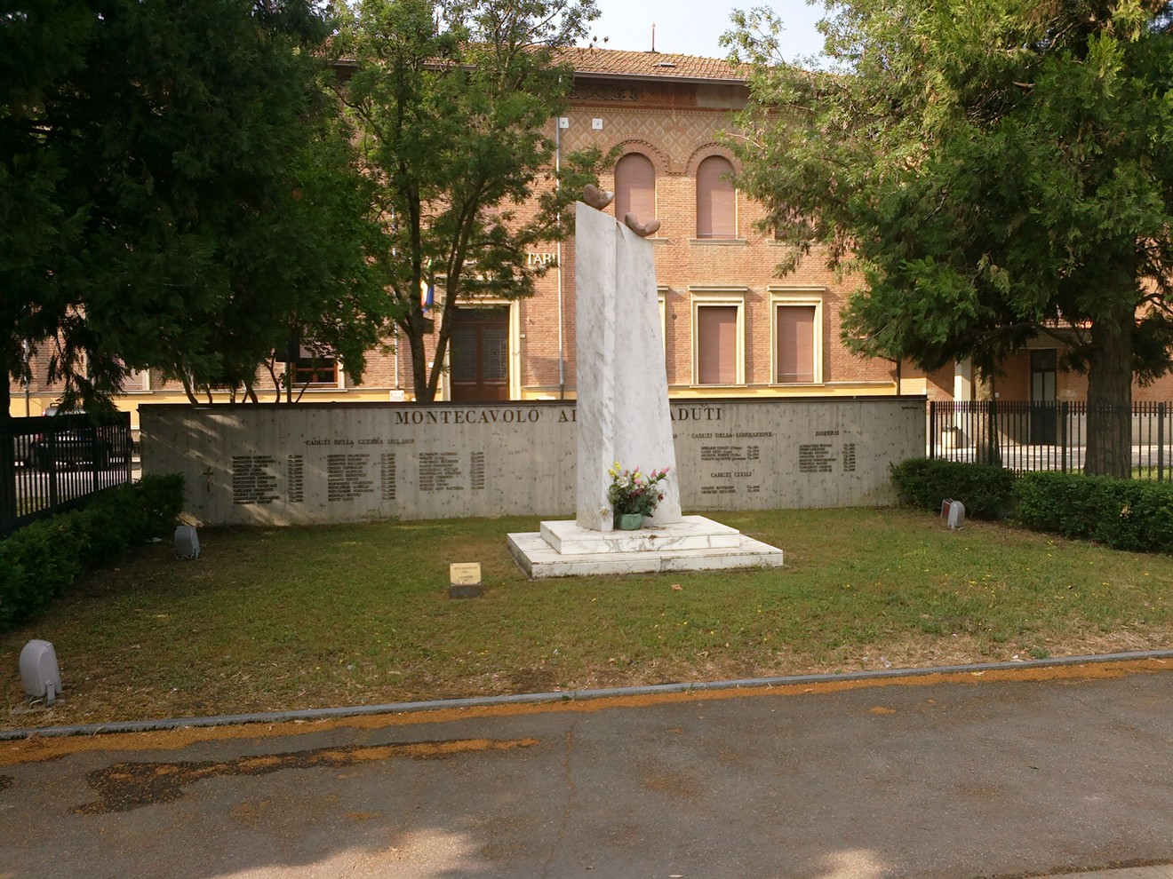 Monumento ai Caduti di Montecavolo, commemorazione in onore dei caduti delle guerre.