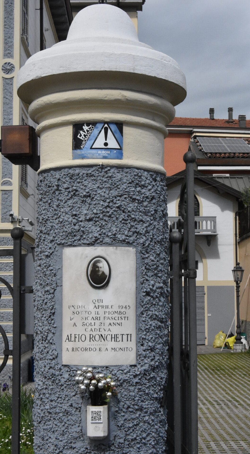 Lapide commemorativa dedicata ad Alfio Ronchetti, situata a Ronchetti, con elementi architettonici storici.