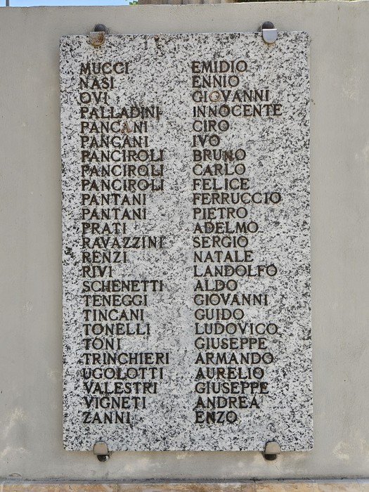 Monumento ai Caduti 1940-1945, commemorazione di valorosi soldati con una lapide in granito.